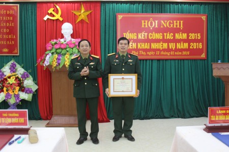 Đồng chí Phó Chính ủy QK tặng Danh hiệu Đơn vị  quyết thắng cho Tòa án quân sự QK.