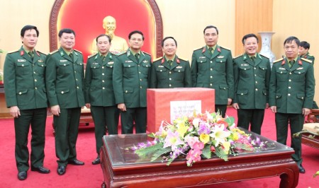 Đoàn công tác Bộ Tư lệnh BĐBP tặng quà Thủ trưởng Bộ Tư lệnh Quân khu.