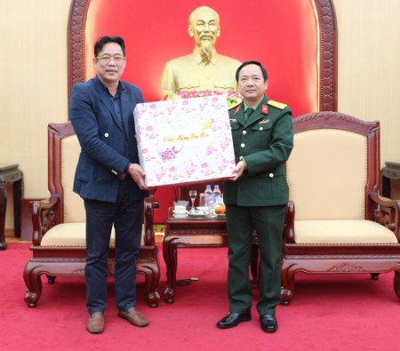   Đ/c Lê Trọng Quảng, Phó chủ tịch UBND tỉnh Lai Châu chúc mừng Bộ Tư lệnh QK.