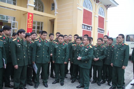 Đồng chí Sư đoàn trưởng nói chuyện với các học viên lớp tập huấn.