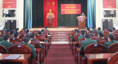 Đại tá Trương Minh Đức - Ủy viên Ban Thường vụ Đảng ủy, Phó Chính ủy Bộ CHQS tỉnh chủ trì quán triệt văn kiện Hội nghị 13 Trung ương Đảng khóa XI.