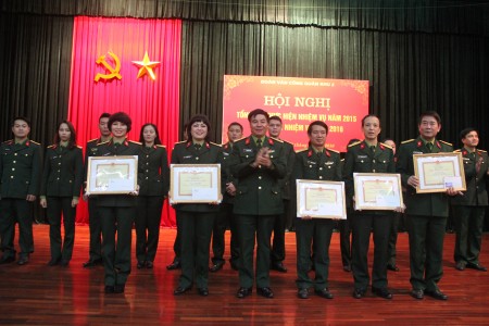 Đồng chí Phó Chủ nhiệm Chính trị Quân khu 2 tặng khen thưởng các tập, thể, cá nhân Đoàn văn công có thành tích xuất sắc.