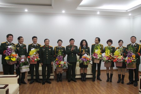 Thiếu tướng Lê Hiền Vân, Chính ủy Quân khu tặng hoa chúc mừng các nghệ sỹ. 
