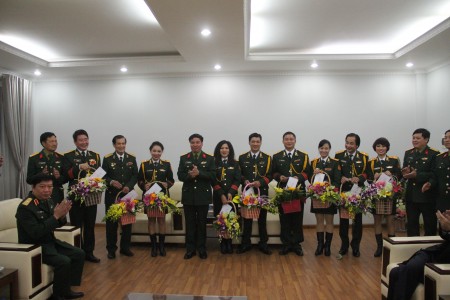 Đồng chí Phó Chủ nhiệm Chính trị tặng hoa chúc mừng các nghệ sỹ.