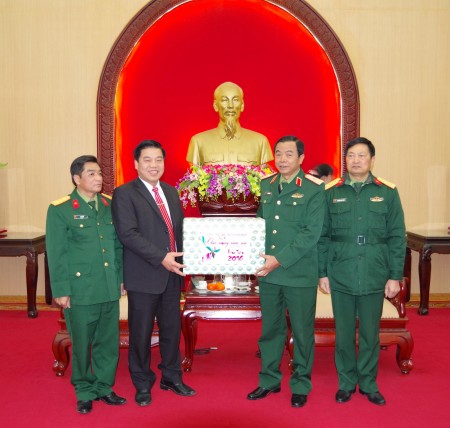 Đồng chí Đao Văn Khánh, Chủ tịch HĐND huyện Mường Tè chúc tết Quân khu.
