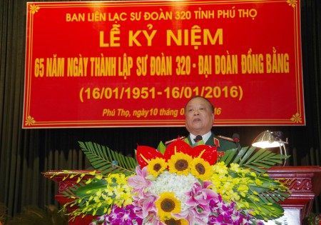 Thiếu tướng Ngô Văn Hùng, Phó Tư lệnh Quân khu 2, Trưởng Ban liên lạc Bạn chiến đấu Sư đoàn 320 đọc diễn văn kỷ niệm.