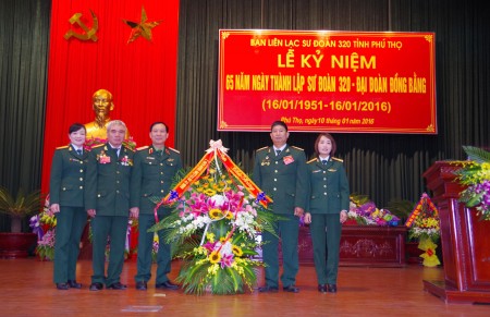 Thiếu tướng Nguyễn Thái Bình, Phó Tham mưu trưởng Quân khu, được sự ủy quyền của  Bộ Tư lệnh Quân khu tặng lẵng hoa chúc mừng.