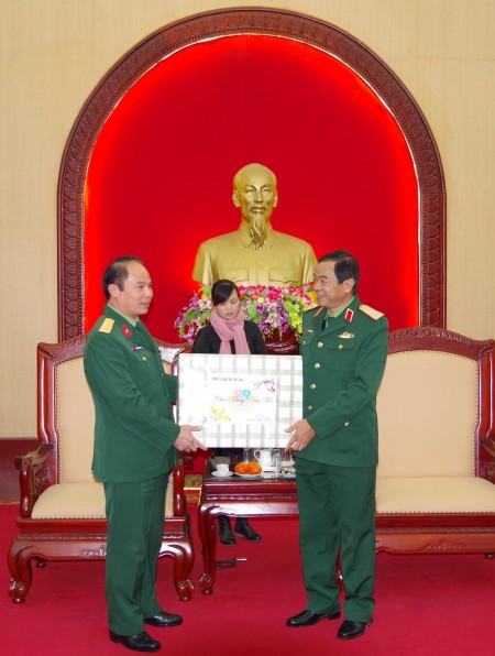 Đại tá Nguyễn Quang Linh, Phó hiệu trưởng Trừng sĩ quan Tăng - Thiết giáp chúc tết Quân khu.