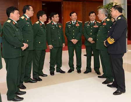 Đại biểu Đoàn Đảng bộ Quân đội trao đổi trong giờ nghỉ giải lao tại Đại hội. 