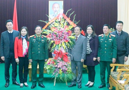 Đại tá Trịnh Văn Quyết, Phó Chính ủy Quân khu tặng hoa chúc Tết lãnh đạo tỉnh Yên Bái.