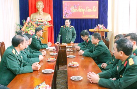 Đồng chí Phó Chính ủy Quân khu chúc tết Hội Cựu chiến binh tỉnh Yên Bái.