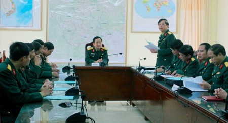 Đại tá Nguyễn Ngọc Lạn, Sư đoàn trưởng Sư đoàn 355 báo cáo tình hình trực SSCĐ và công tác chuẩn bị, tổ chức đón tết cho cán bộ, chiến sĩ.