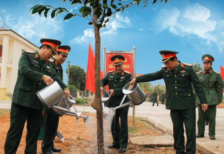 Thủ trưởng Bộ Tư lệnh Quân khu phát động và tham gia Tết trồng cây đời đời nhớ ơn Bác Hồ nhân dịp Xuân Bính Thân 2016. (Ảnh: TIẾN THẾ)