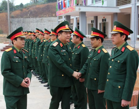 Tư lệnh Quân khu tới thăm và kiểm tra Ban CHQS huyện Hạ Hòa.