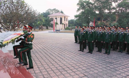 Lễ dâng hoa tưởng niệm Chủ tịch Hồ Chí Minh.