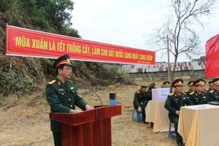 Đại tá Phan Đình Ân, Bí thư Đảng ủy, Chính ủy Cục Kỹ thuật phát động Tết trồng cây Xuân Bính Thân 2016 tại Phân kho K20, Kho K28.