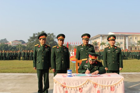 Đồng chí Trung tướng Dương Đức Hòa, Tư lệnh Quân khu (thứ 3 bên trái sang) chứng kiến ký kết thi đua giữa 4 cơ quan Quân khu.