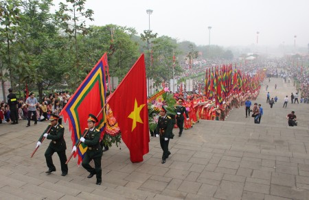 Đúng 7 giờ ngày 10-3, Đoàn dâng hương tưởng niệm các Vua Hùng khởi hành từ sân Trung tâm lễ hội lên Điện Kính Thiên trên đỉnh núi Nghĩa Lĩnh.