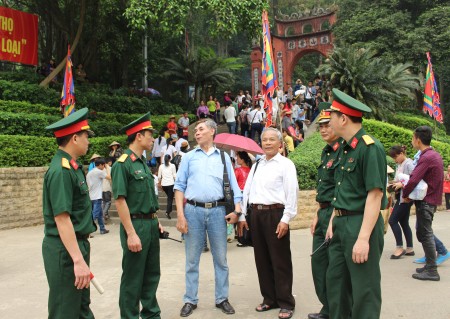 Lực lượng kiểm soát quân sự tuần tra, canh trực và hướng dẫn du khách tại các khu vực diễn ra  lễ hội.