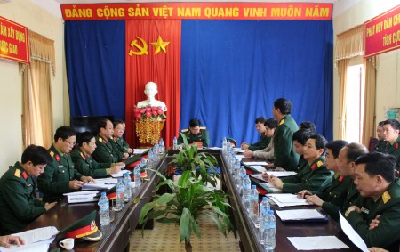 Tư lệnh Quân khu nghe chỉ huy đơn vị huyện Cẩm Khê báo cáo.