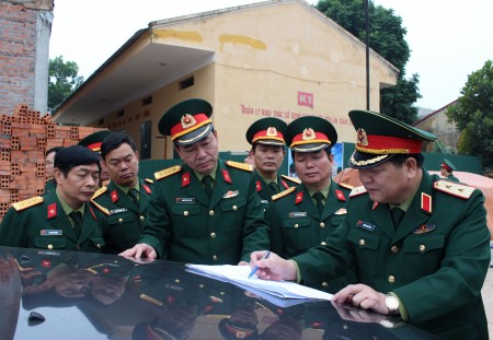 Tư lệnh Quân khu kiểm tra, điều chỉnh thiết kế quy hoạch doanh trại tại Ban CHQS huyện Tam Đảo.