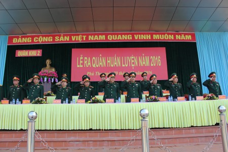 Đoàn Chủ tịch Lễ ra quân huấn luyện cơ quan Quân khu năm 2016.
