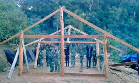 Cán bộ, chiến sĩ Lữ đoàn 82 giúp cùng nhân dân bản Noong É 1 dựng nhà cộng đồng. 