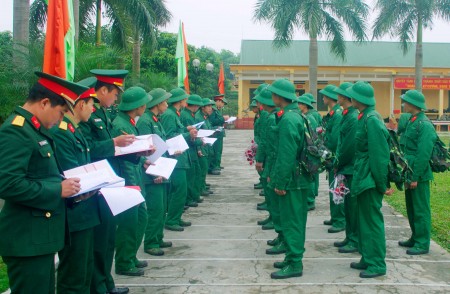 Cán bộ các cấp nhận chiến sĩ được biên chế ngay khi bước chân về đơn vị.