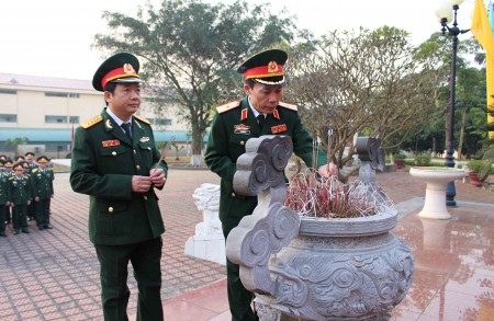 Thiếu tướng Lê Xuân Duy, Ủy viên Trung ương Đảng, Phó Tư lệnh và Đại tá Trịnh Văn Quyết, Phó Chính ủy Quân khu thắp hương tri ân Bác Hồ.