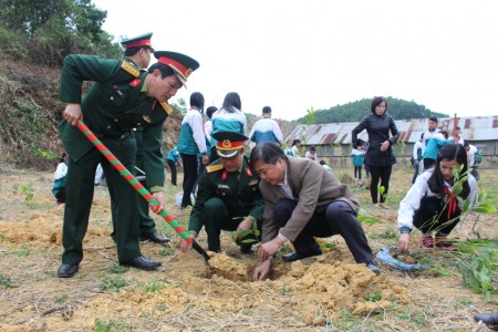 Lãnh đạo, chỉ huy Cục Kỹ thuật Quân khu, Kho K28, cấp ủy, chính quyền địa phương tham gia Tết trồng cây cùng các cháu học sinh trên địa bàn.