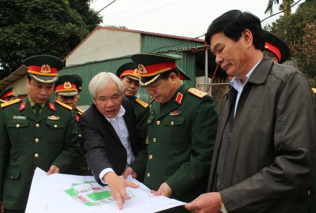 Tư lệnh Quân khu kiểm tra sơ đồ quy hoạch ra vị trí mới của Ban CHQS huyện Phù Ninh.