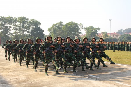 Khối đội ngũ Tiểu đoàn 20 (Bộ tham mưu) qua lễ đài.
