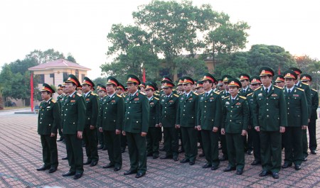 Hàng quân đứng nghiêm trang trước chân dung Chủ tịch Hồ Chí Minh.