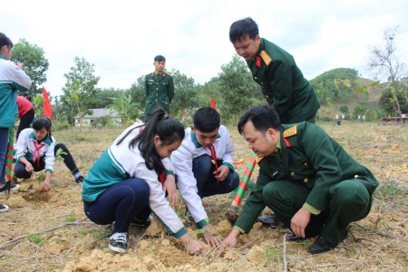 Cán bộ, nhân viên Phân kho K20, Kho K28 sôi nổi tham gia Tết trồng cây.