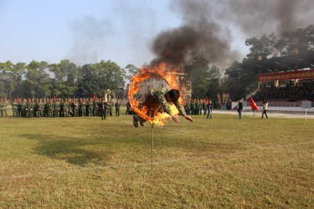 Vận động nhảy qua vòng lửa của trinh sát viên Tiểu đoàn trinh sát 20 Bộ Tham mưu.