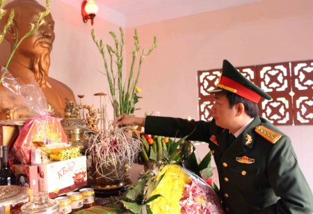  Đại tá Trịnh Văn Quyết, Phó Chính ủy Quân khu thắp hương lên bàn thờ Bác.