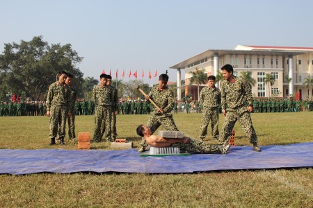 Vận công công phá bê tông do Trung úy Chuyên nghiệp Nguyễn Mạnh Duy, Chiến đấu viên Tiểu đoàn đặc công 19 thể hiện.
