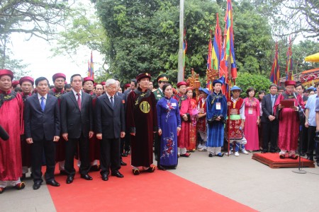 Tổng Bí thư Ban Chấp hành Trung ương Đảng Cộng sản Việt Nam Nguyễn Phú Trọng và các đồng chí lãnh đạo Trung ương dự lễ dâng hương tưởng niệm các Vua Hùng trước Điện Kính Thiên.