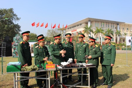 Đồng chí Thiếu tướng Phùng Sĩ Tấn, Phó Tư lệnh Tham mưu trưởng Quân khu (thứ 3 bên trái sang) và Thủ trưởng Bộ Tham mưu kiểm tra sáng kiến cải tiến mô hình học cụ của Tiểu đoàn đặc công 19.
