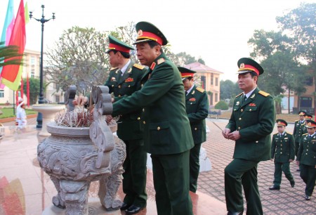 Thiếu tướng Hoàng Hữu Thế thắp hương tri ân Chủ tịch Hồ Chí Minh.