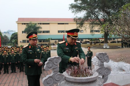 Thủ trưởng Bộ Tư lệnh dâng hương tưởng niệm Chủ tịch Hồ Chí Minh.