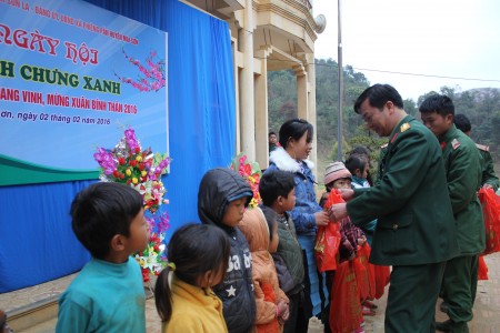 Đại tá Trương Minh Đức, Phó Chính ủy Bộ CHQS tỉnh tặng quà cho học sinh nghèo vượt khó.