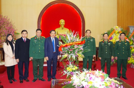 Đồng chí Phó Bí thư thường trực Tỉnh ủy Tuyên Quang chúc Tết Bộ Tư lệnh Quân khu.