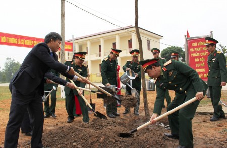 Thủ trưởng Bộ Tư lệnh Quân khu tham gia trồng cây.