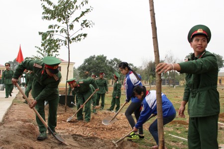 Tết trồng cây có sự tham gia của các cháu học sinh nơi đơn vị đóng quân.