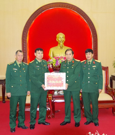 Thủ trưởng Bộ Tư lệnh Quân khu tặng quà lãnh đạo Bộ Chỉ huy Bộ đội Biên phòng tỉnh Hà Giang.