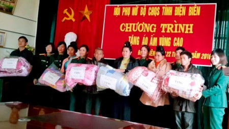 Cán bộ Hội Phụ nữ Bộ CHQS tỉnh Điện Biên tặng chăn bông cho các hộ gia đình và phụ nữ có hoàn cảnh khó khăn ở xã Mùn Chung, huyện Tuần Giáo.