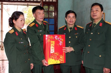 Thượng tá Đỗ Xuân Tụng, Chính ủy Sư đoàn tặng quà, động viên Trung tá Lê Tiến Dũng, Trợ lý Ban Quân lực Sư đoàn mắc bệnh hiểm nghèo.