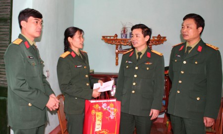 Chỉ huy Sư đoàn 316 và Trung đoàn 98 tặng quà, động viên Thượng úy CN Đặng Thị Phương Thúy, Nhân viên nấu ăn Tiểu đoàn 9, Trung đoàn 98 có hoàn cảnh gia đình khó khăn.