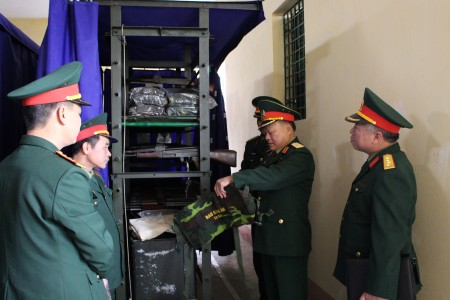 Phó Tư lệnh Quân khu Ngô Văn Hùng công tác kỹ thuật đảm bảo nhiệm vụ huấn luyện và sẵn sàng chiến đấu tại Ban CHQS huyện.